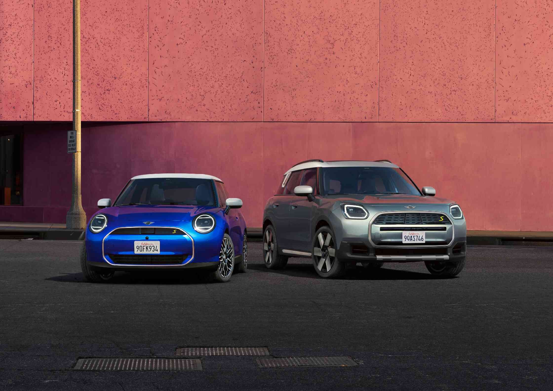 Vollelektrischer MINI Cooper an IONITY Ladesäule Vollelektrischer MINI Cooper Seitenansicht an IONITY Ladesäule
